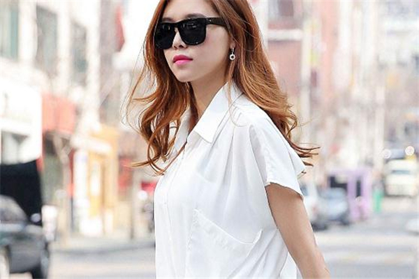 白色衣服血迹用什么能洗掉,白色衣服上的血渍怎么才能洗干净呢?