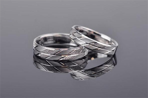 手指又细又瘦戴什么戒指好看,手指粗胖选什么戒指合适