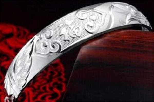 老凤祥银手镯贵吗,老凤祥银手镯为什么贵