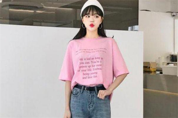 粉色T 恤配,粉色t恤搭配图