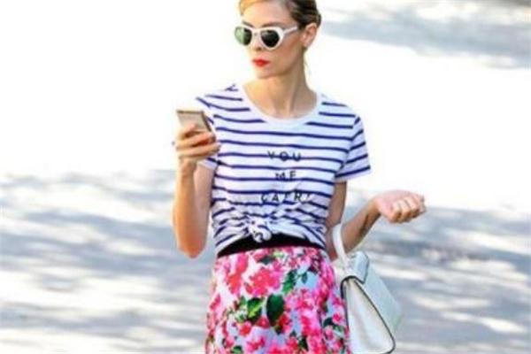 印花连衣裙搭配图片,条纹t恤搭配