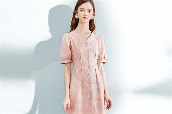 粉色大衣配什么纽扣,粉色的连衣裙