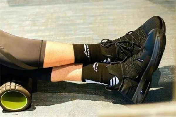 李宁闪击6是高帮吗,李宁闪击6鞋底硬吗