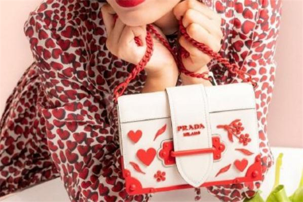 prada情人节限定女包,prada限量款包