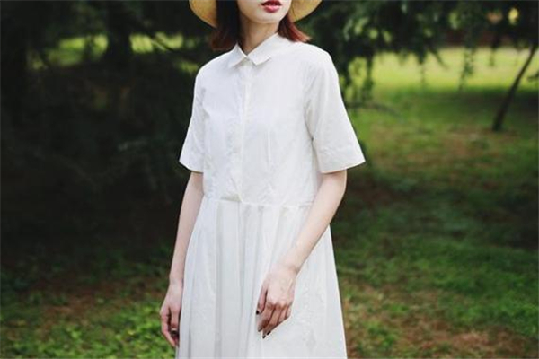 白色衬衫裙太透怎么办,白色衬衫裙怎么搭配