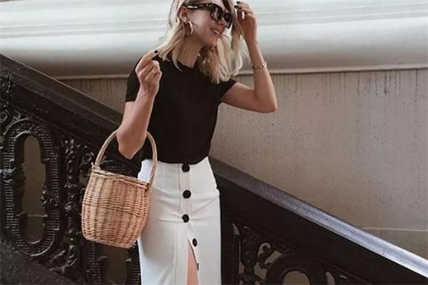 开叉半身裙搭配什么上衣,开叉半身裙怎么穿