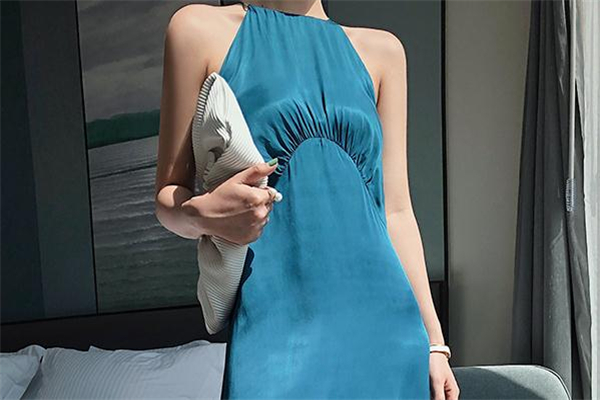 蓝色缎面连衣裙,蓝色连衣裙子