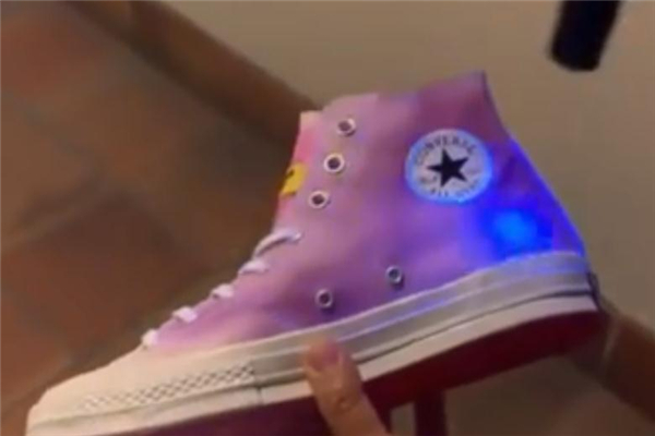 匡威帆布鞋什么时候出来的,匡威变色鞋多久失效