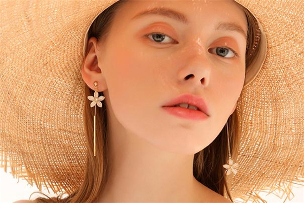 花朵不对称耳环,不对称耳环哪边带长得