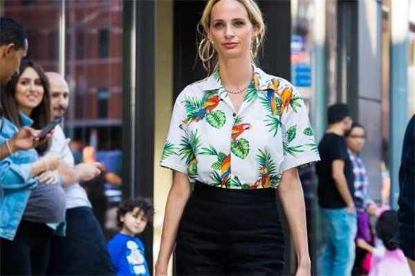 黑色长袖衬衫搭配什么裤子,白衬衫黑裤子穿搭