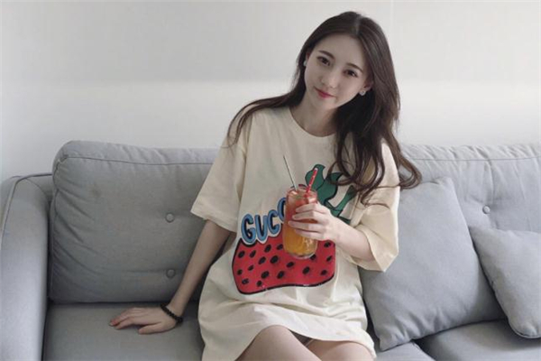 gucci草莓衣服,gucci草莓卫衣