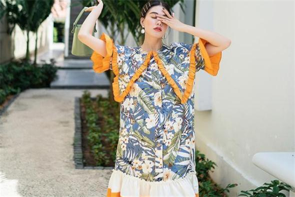 喇叭袖连衣裙配什么外套,喇叭袖连衣裙