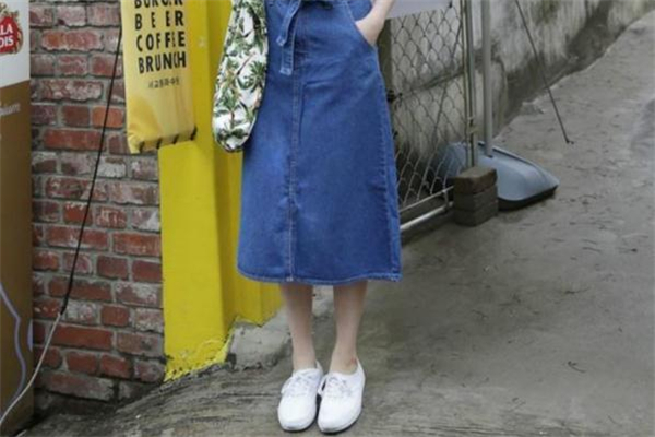牛仔裙搭配小白鞋图片,牛仔裙搭配小白鞋 牛仔裙搭配小白鞋图片,牛仔裙搭配小白鞋