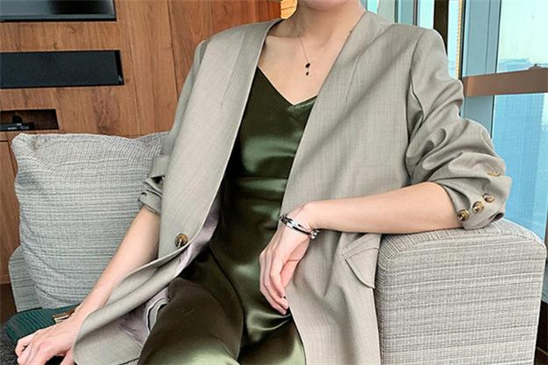 吊带裙搭配小西装,吊带裙搭配小西装要收腰的还是宽松的