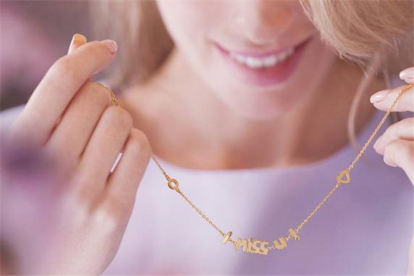 ido和周生生哪个好一点,周生生和ido是一个档次的吗 ido和周生生哪个好一点,周生生和ido是一个档次的吗