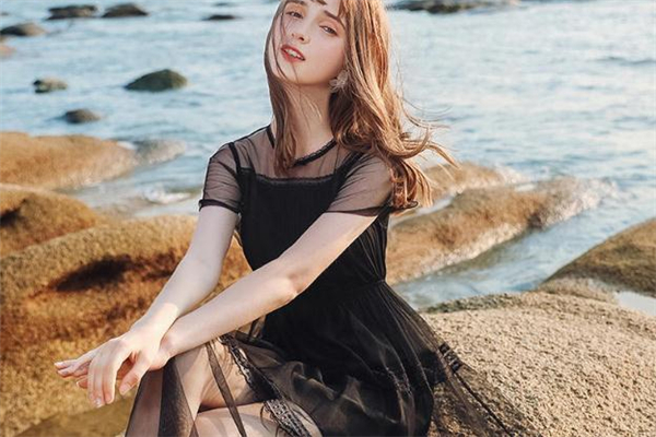 黑色长款网纱裙配什么,秋冬黑色的网纱裙搭配图片