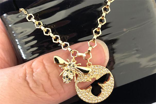 施华洛世奇小蜜蜂项链多少钱,施华洛世奇蜜蜂手链