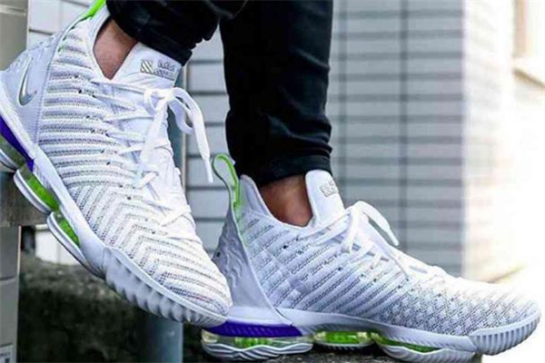 詹16巴斯光年真假对比,詹姆斯16巴斯光年