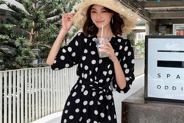 黑底波点连衣裙裙好看吗,黑底波点连衣裙搭配帽子