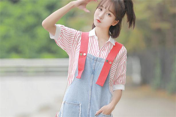 背带裤可以搭配衬衫吗,衬衫背带裤是什么风格的衣服