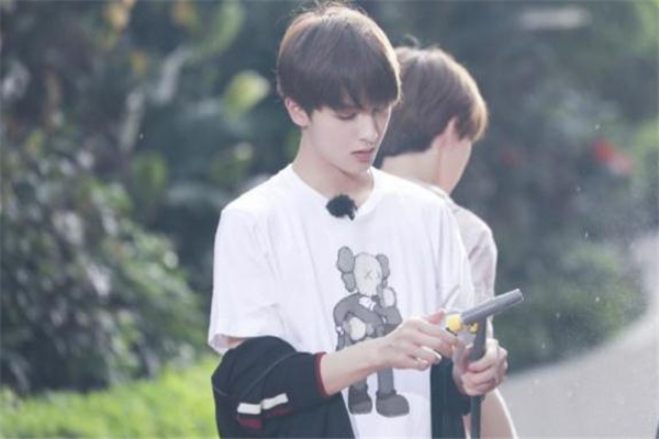 kaws和优衣库联名,优衣库和kaws联名t恤衫营销策略