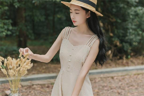 格子吊带裙配什么上衣图片,复古格子半身裙搭配什么上衣