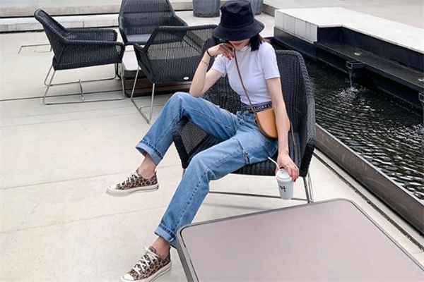 直筒牛仔裤配什么鞋子,直筒牛仔裤搭配什么上衣好看