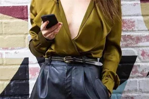 皮衣搭衬衫,衬衫配皮裙好看图片