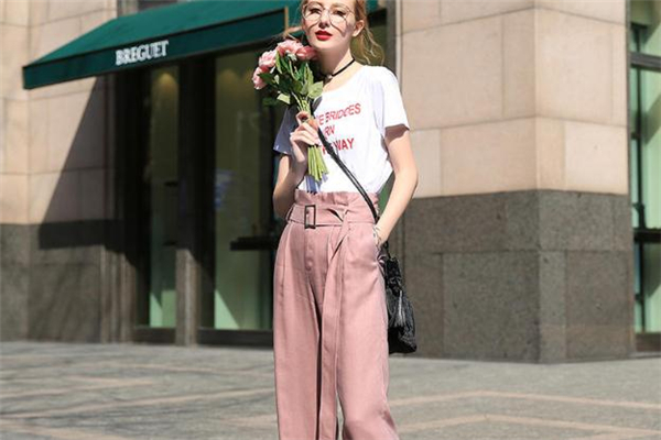 西装搭配白色t恤,白色西服配什么样的裤子