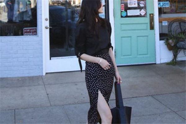 裙子开叉的穿法,前面开叉的裙子怎么搭配 裙子开叉的穿法,前面开叉的裙子怎么搭配