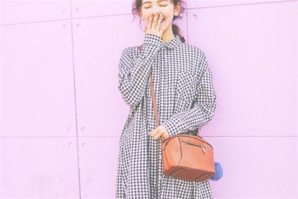 黑白格子连衣裙配什么外套,黑白格子连衣裙搭配什么颜色外套