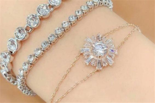 施华洛世奇太阳花项链,施华洛世奇手链是什么材质