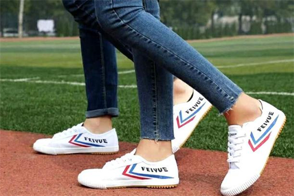 飞跃小白鞋怎么搭配,飞跃的鞋子怎么样