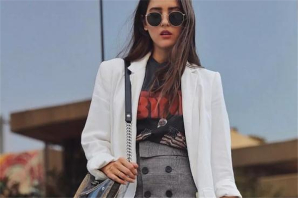 西装搭配白色t恤,白色西服内搭