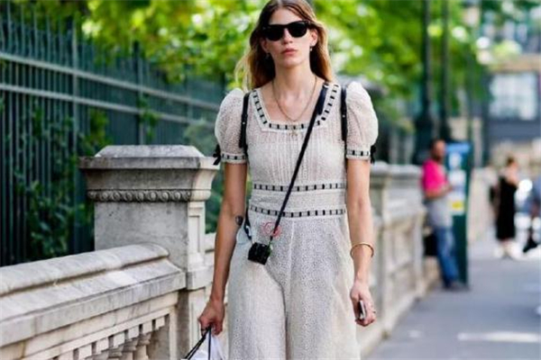 手臂粗适合穿什么袖子的衣服,手臂粗的女生适合穿袖子稍微宽松的衣服