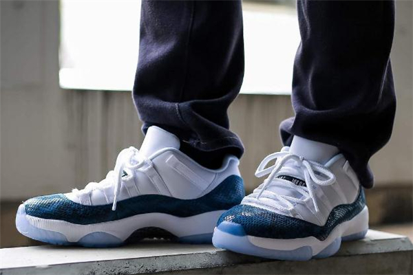 aj11蓝蛇偏码吗,aj11蓝蛇真假判断图