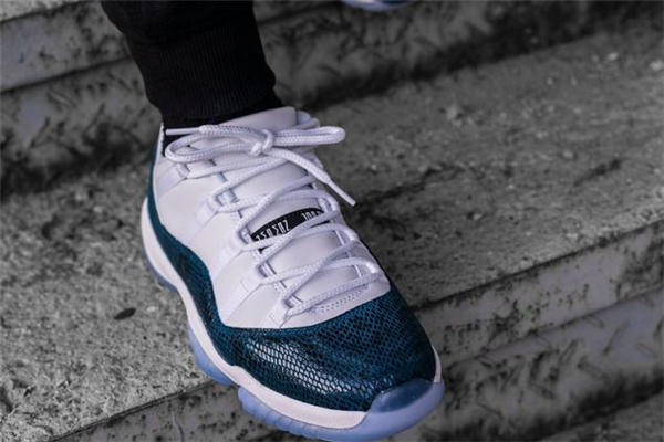 aj11蓝蛇鞋底很硬没事吧,aj11蓝蛇细节