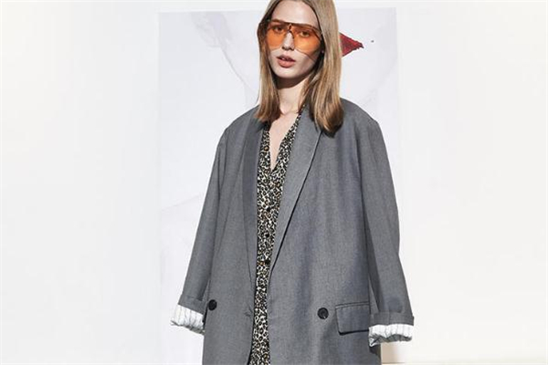 叠穿的好处,叠加穿法近几年流行注意叠加的层次一般控制在比较合适