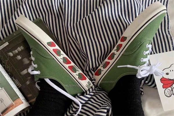 vans小草莓真假对比,vans草莓鞋