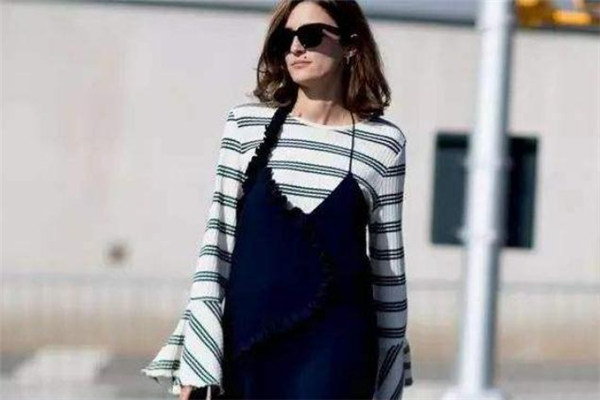 吊带裙搭配针织衫,吊带裙搭配针织衫是什么穿搭