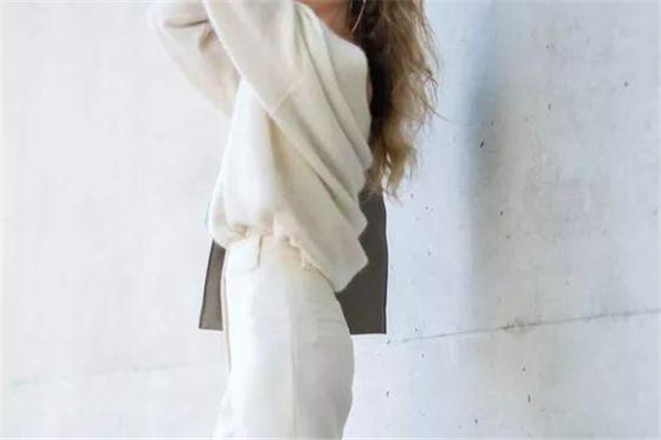 白色裤子搭配针织衫,白色针织衫搭配什么裤子