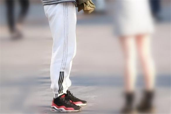 篮球鞋如何搭配,篮球鞋好搭配衣服吗 篮球鞋如何搭配,篮球鞋好搭配衣服吗