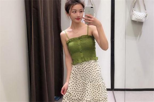 牛油果绿吊带裙子配什么颜色外套,牛油果绿吊带裙搭配外搭图片