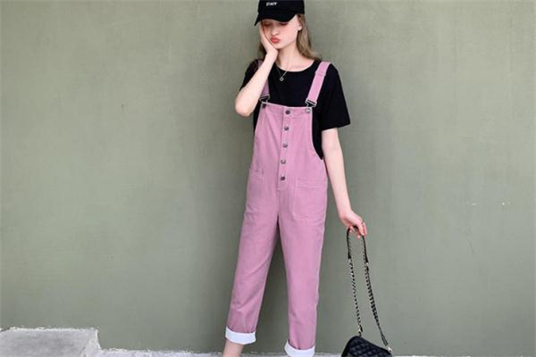 粉色背带裤搭配什么颜色上衣,粉色背带裤搭配什么外套