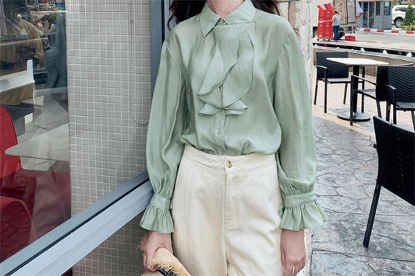 薄荷绿上衣配啥裤子,薄荷绿衣服配什么颜色裤子