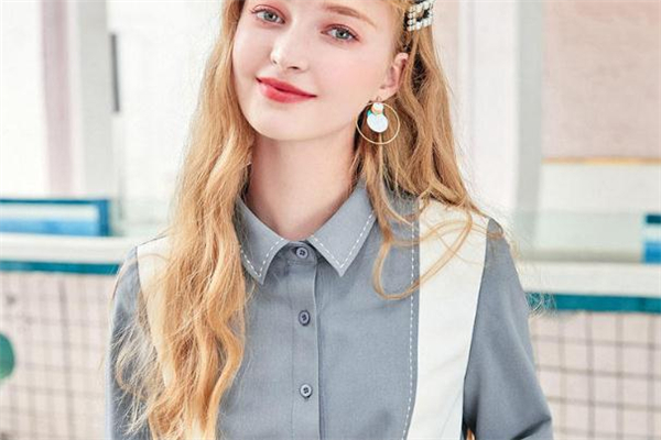 干练的衬衫,宽松的衬衫