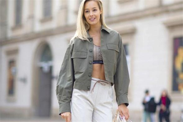 我会穿外套,把外套给女生穿