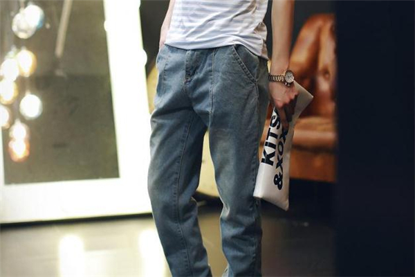 水洗牛仔裤掉色正常吗,水洗牛仔裤会掉色吗