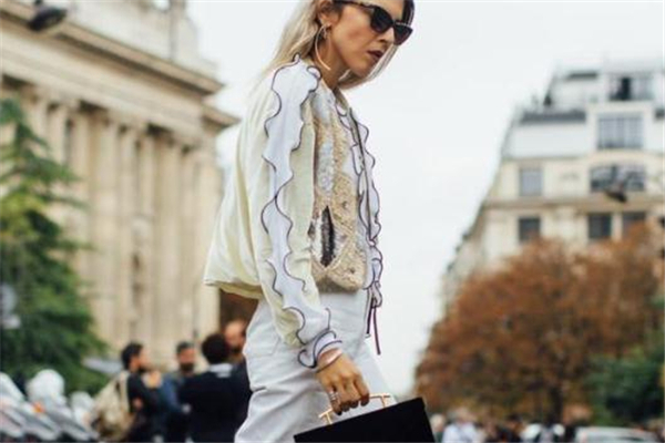 白色牛仔裤怎么搭配,白色牛仔外套怎么搭配裤子