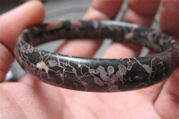 梅花玉手镯图片,梅花石手镯